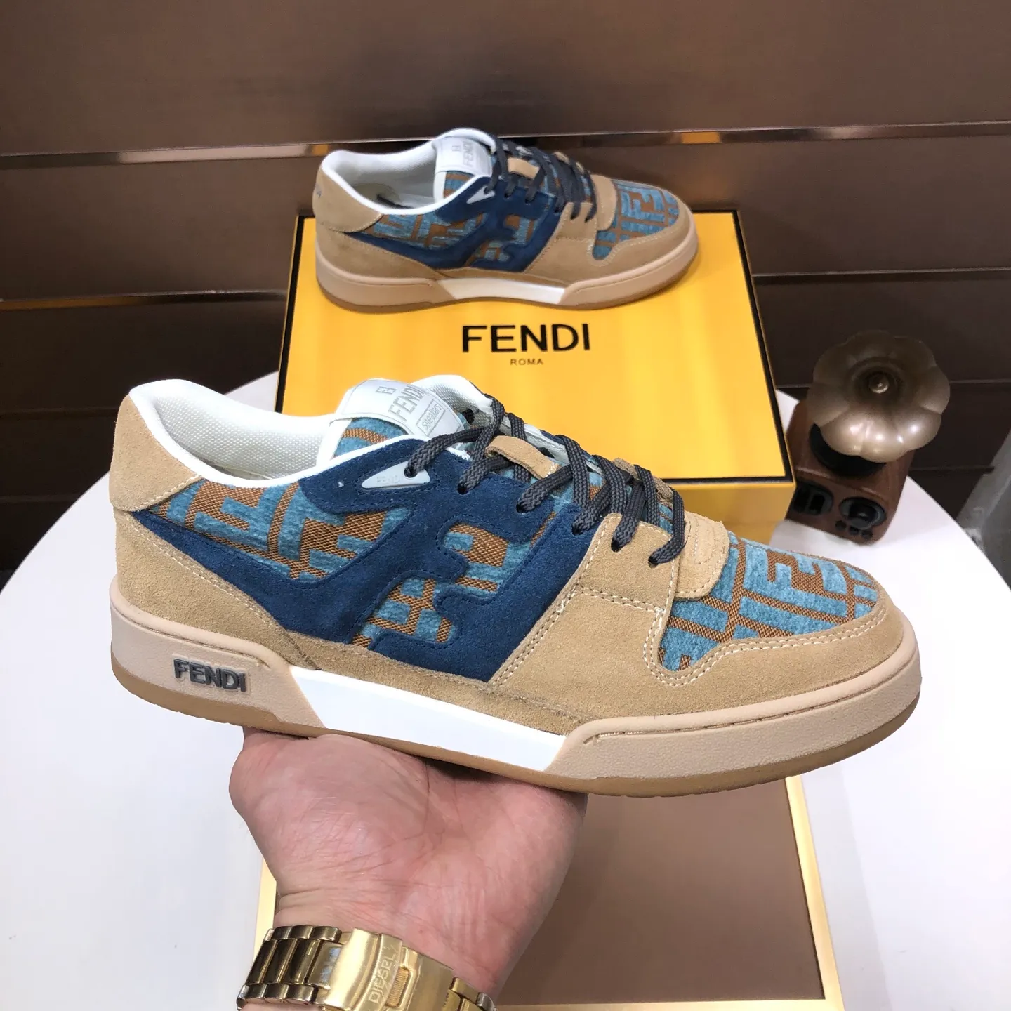 Men's men's shoes 💰600💰 Fendi 2023 latest couple model 🔥 Many 💑 stars have the same style FD match Original one-to-one replica Designer Kim Jones's first sneaker fendi match and Donkey brand Trainer basketball sneakers Material: Original silk leather Lining: Breathable mesh Packaging: Original 1:1 matching high-end packaging Size: Female 35-40 Male 38-44 (45 46. Custom-made (no return or exchange)